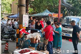 记者：国足中前卫怎么搭配是难题，太缺少当年李铁这样的兽腰